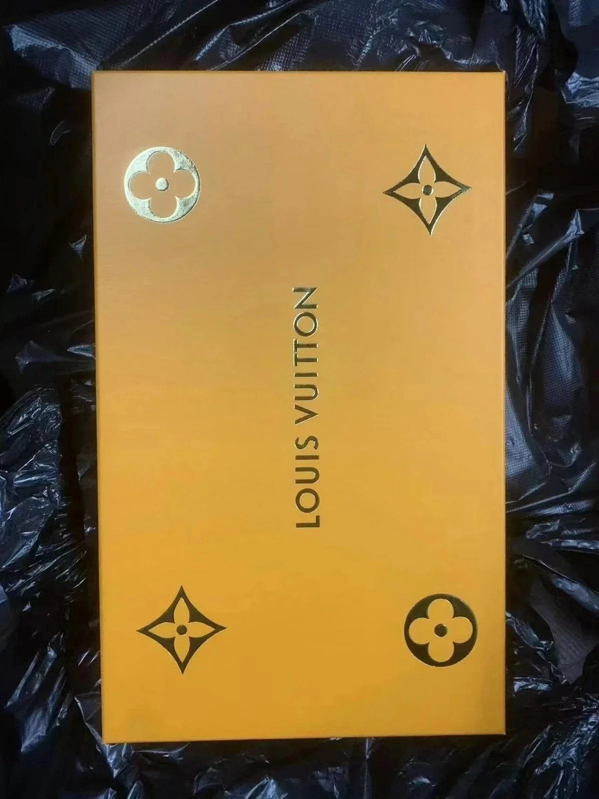 *Two piece gift box 2 * (easily damaged during transportation, non refundable once sold)